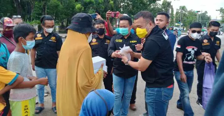 Berkah Ramadan, AJP Bagi-bagi Takjil Gratis ke Warga Kota Kendari