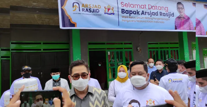 Calon Ketum Kadin Arsjad Rasjid Serahkan Bantuan kepada Panti Asuhan di Kendari