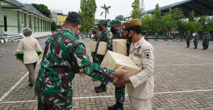 HO Bagikan THR kepada Personelnya