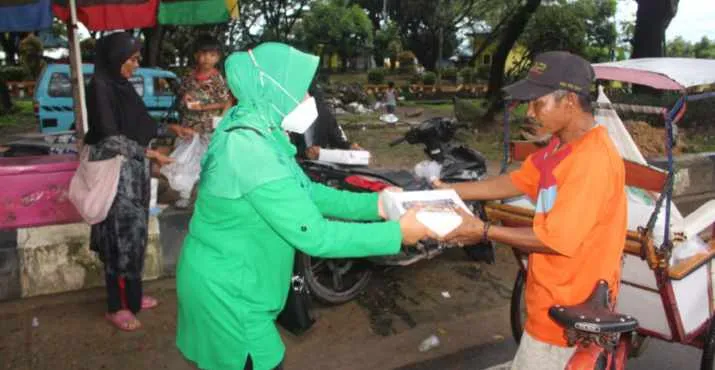 HO Berbagi Makanan Berbuka Hasil Olahan Dapur Lapangan TNI AD