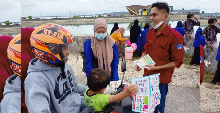 ITBM Wakatobi Bagi Takjil dan Sebar Brosur Penerimaan CAMABA