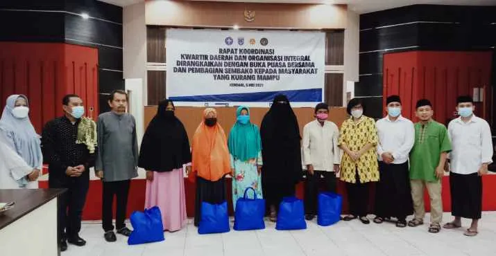 Kwarda Sultra Bagikan Puluhan Paket Sembako ke Warga Kurang Mampu