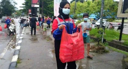 Bagi Takjil PT Anindya Wiraputra Patuhi Prokes Covid-19