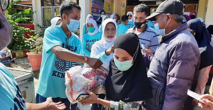 Peduli Sesama, IKA Smansa Kendari Angkatan 90 Bagi Paket Sembako