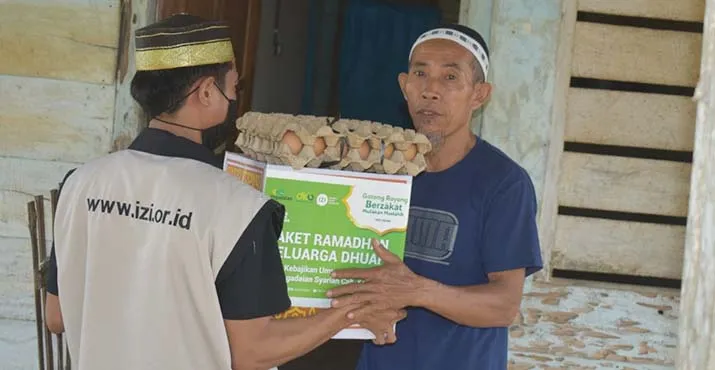 Gandeng IZI Sultra, PT Pegadaian Syariah Kendari Salurkan Paket Ramadan di Bombana