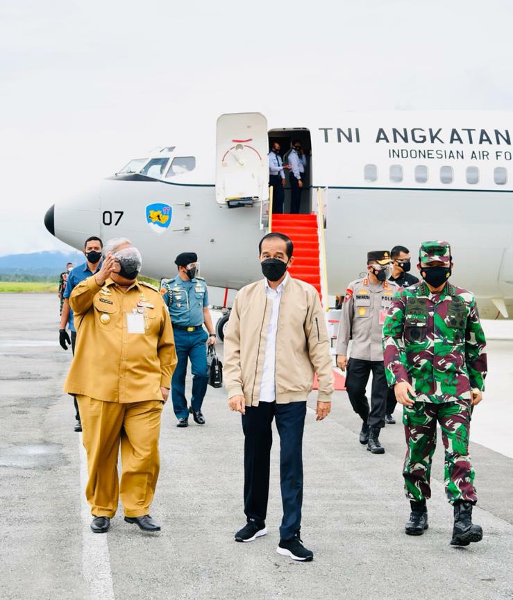 Disambut Gubernur Sultra, Presiden Jokowi Tiba di Kendari