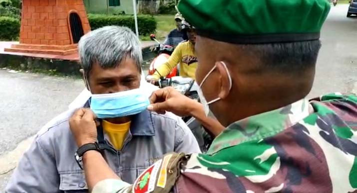 Personel TNI Swiping Masker di Kawasan Militer Kampung Salo
