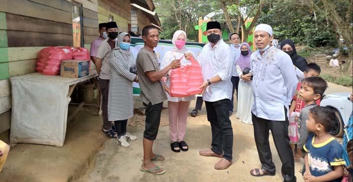 Keluarga Besar AJP dan Silondae Berbagi Berkah di TPAS Puuwatu