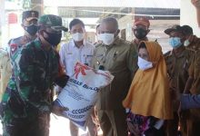 Photo of Bupati Konawe Salurkan Bantuan Beras kepada Warga Terdampak PPKM