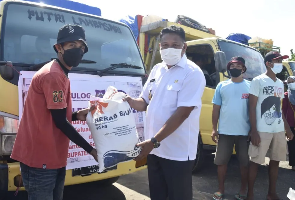 Pemda Butur Salurkan Bantuan Beras ke 7.706 KPM yang Terdampak PPKM
