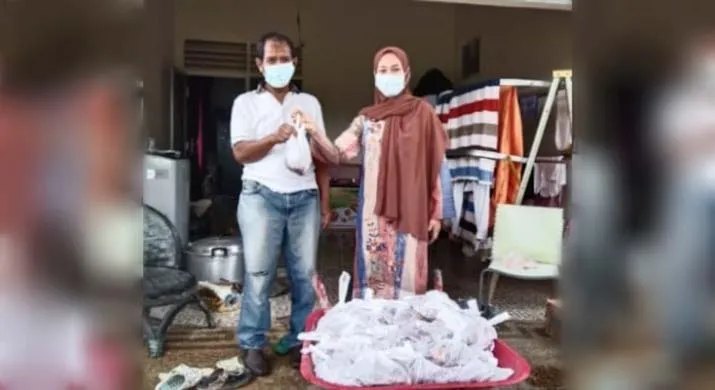Tangkal Corona, Apriliani Puspitawati Bagi Daging Kurban Door To Door