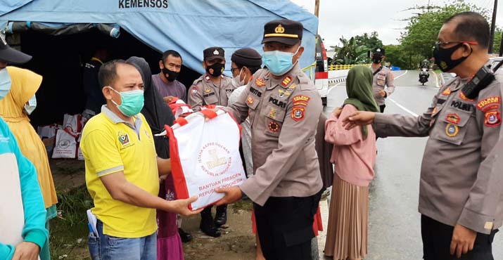 Polsek Baruga Salurkan Paket Sembako dari Presiden kepada Korban Banjir Wanggu