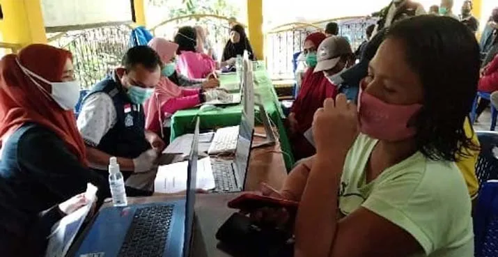 Warga Kampung Salo Jalani Vaksinasi Massal Covid-19