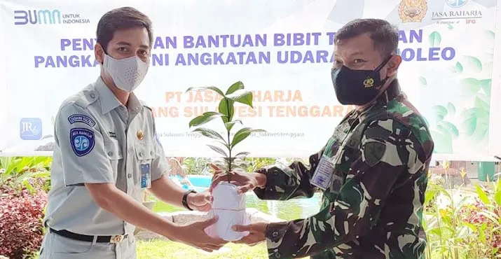 Jasa Raharja Serahkan Bantuan Bibit Tanaman ke Lanud Haluoleo