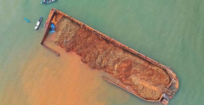 Kapal Tongkang Nyaris Terbalik, Ore Nikel Cemari Pantai Batu Gong