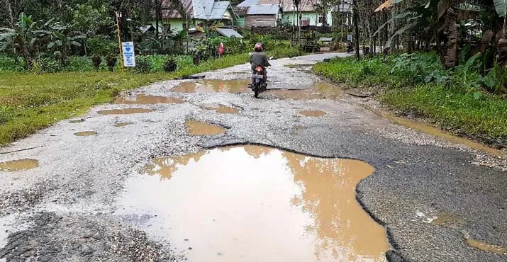 Kubangan Air Penuhi Ruas Jalan Poros Kendari-Motaha, Pengendara Geram