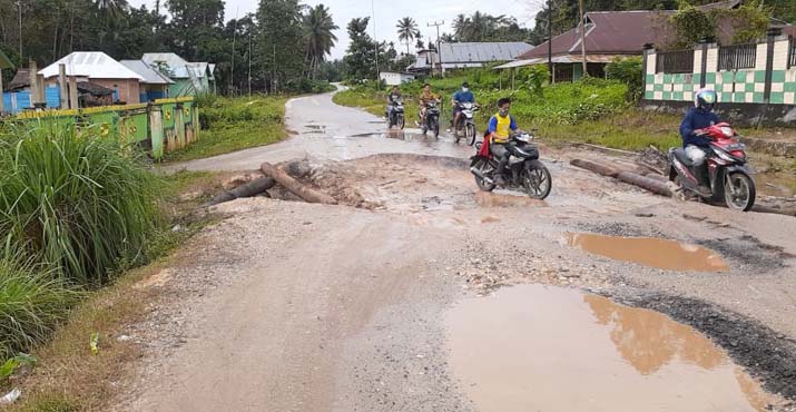 Berita Foto: Potret Ruas Jalan Provinsi Kendari-Motaha, Tak Layak Dilalui Kendaraan