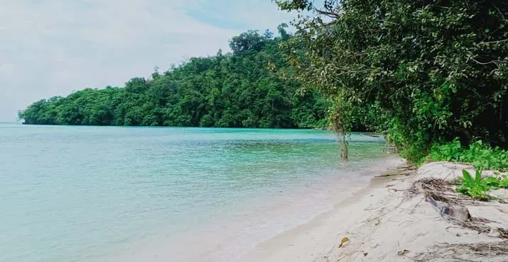 Keindahan Objek Wisata Pantai Eemoamba Butur