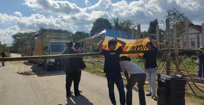 Aksi Protes, Warga Blokade Jalan Penghubung Mowila - Baito Konsel