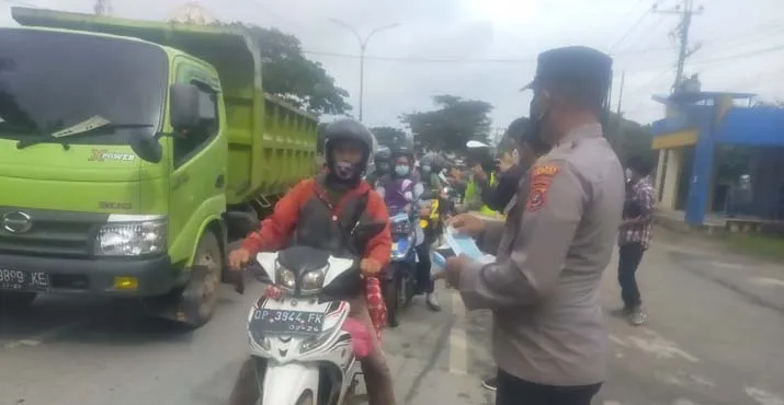 Polsek Baruga Gandeng Mahasiswa Bagikan Ribuan Masker