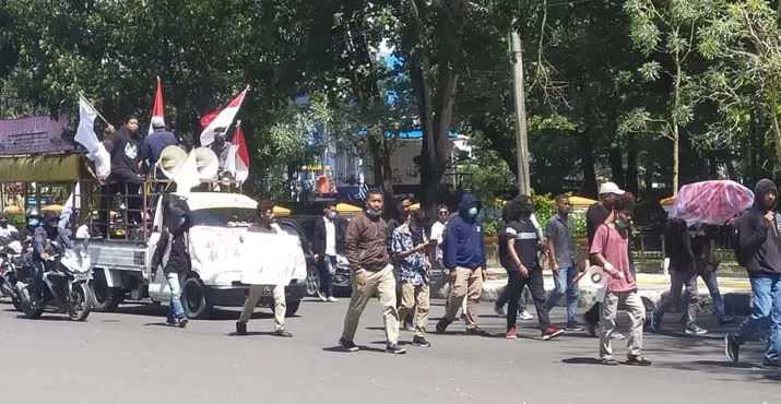 Tolak PPKM, Mahasiswa Bawa Keranda dan Bendera Putih ke Kantor Wali Kota Kendari