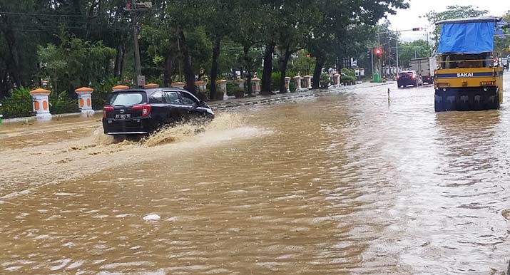 FOTO : Sejumlah Ruas Jalan di Kota Kendari Digenangi Air, Diduga Drainase Tak Berfungsi