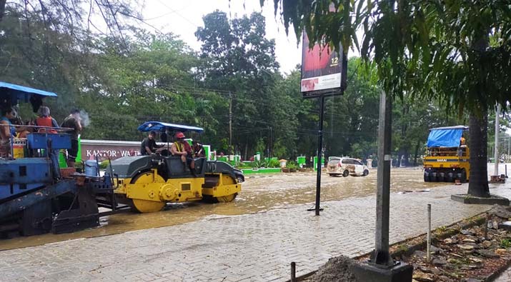 FOTO : Sejumlah Ruas Jalan di Kota Kendari Digenangi Air, Diduga Drainase Tak Berfungsi