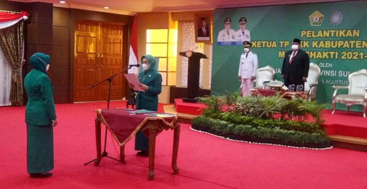 Sekda Sultra Lantik Ketua TP PKK dan Dekranasda Wakatobi