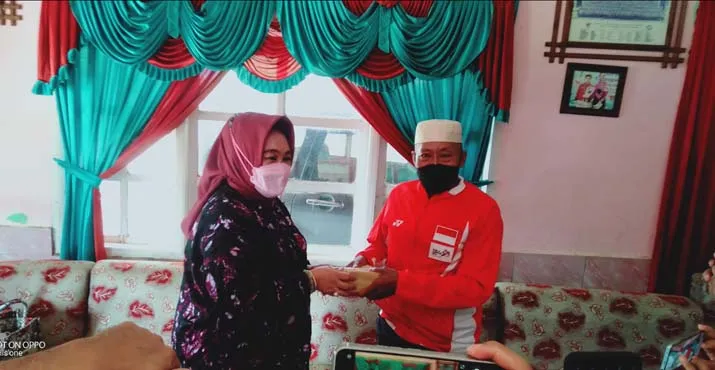 Apriyani Raih Medali Emas Olimpiade, Ayahnya Dapat Hadiah Rp100 Juta dari Tina Nur Alam