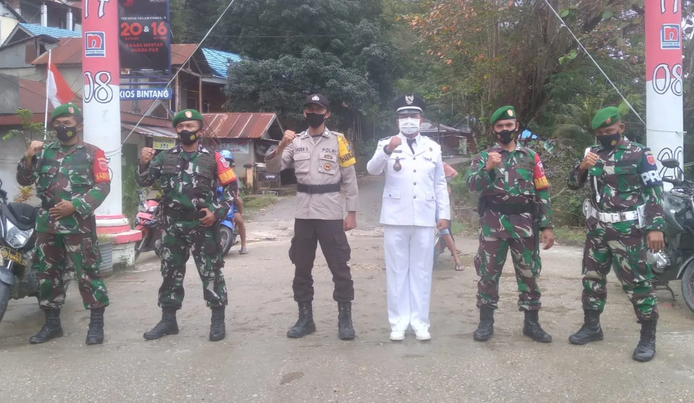 HUT RI ke-76: Lurah Pimpin Hening Cipta di Gerbang Kampung Salo, Aparat Hentikan Kendaraan