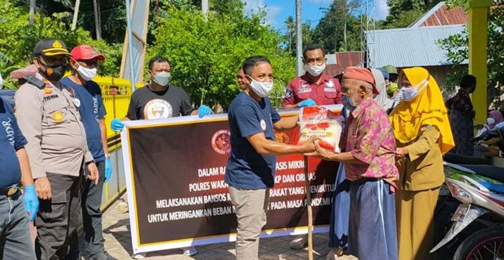 Polres Wakatobi dan WDR Salurkan Bansos