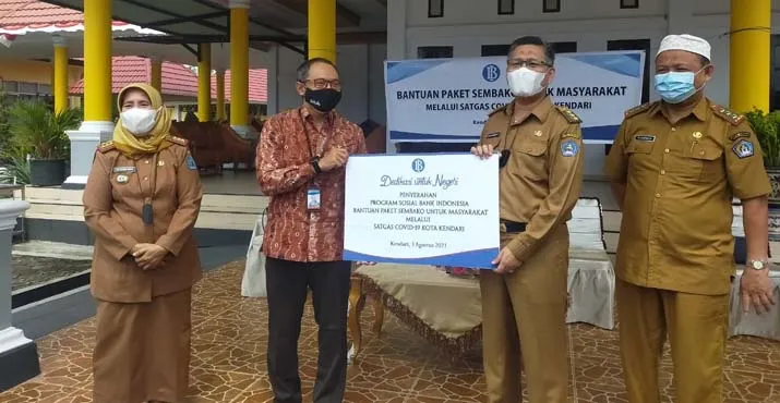 BI Sultra Bagikan Paket Sembako ke Warga Terdampak Covid-19
