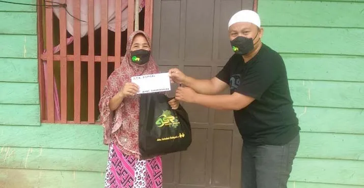 Peduli Guru Honorer Terdampak Covid-19 di Konsel, ASR Beri Bantuan Tunai