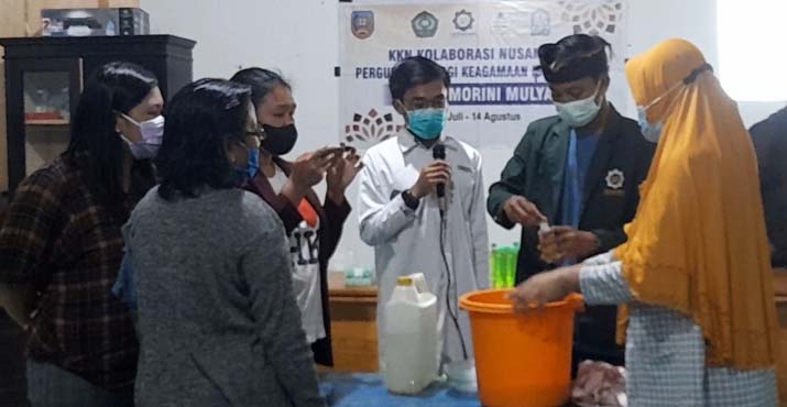 Mahasiswa Kendari Edukasi Tangkal Corona pada Workshop Pembuatan Sabun Cuci Piring di Landono