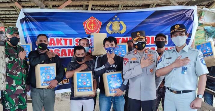 Bersama Polda dan Korem 143/HO, Jasa Raharja Sultra Serahkan 100 Paket Sembako ke Warga