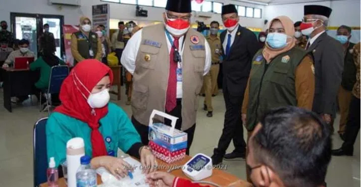 Gubernur Sultra Tinjau Pelaksanaan Vaksinasi Merdeka