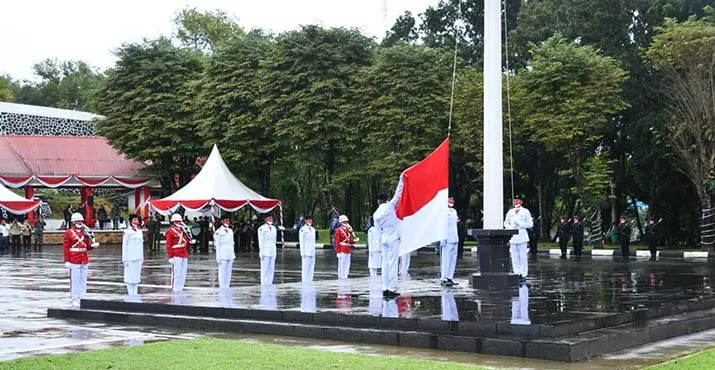 Diterjang Hujan, Harmoni Korsik Ajenrem 143/HO Iringi Upacara HUT RI di Sultra