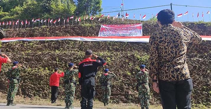 HUT RI ke-76: Bendera Merah Putih 76 Meter Membentang di Puncak Wolasi