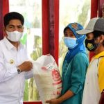 Salurkan Bansos di Dua Kecamatan, La Bakry Tegaskan Pentingnya Vaksinasi
