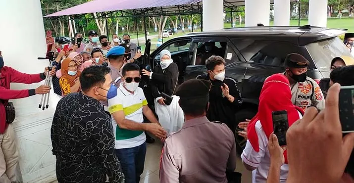Tiba di Kampung Halaman, Apriani Rahayu Dapat Rumah dan Sebidang Tanah
