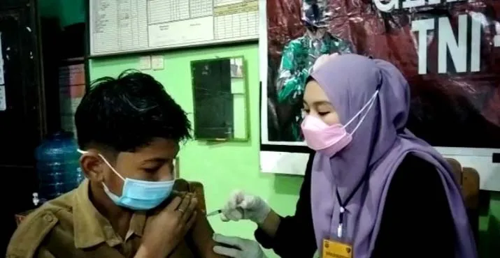 Tangkal Corona, Siswa MTs Negeri 2 di Kendari Jalani Vaksinasi Covid-19