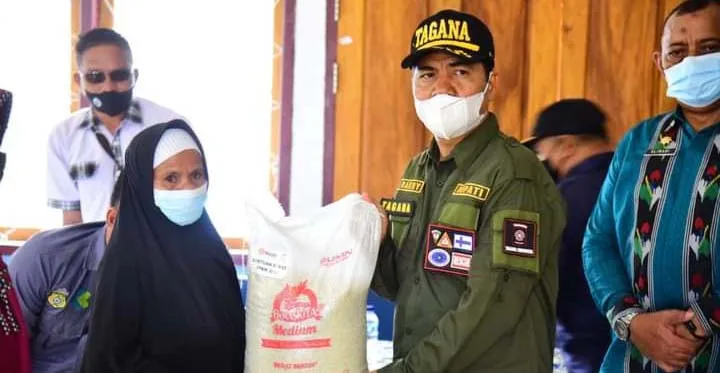 Bupati Buton Kembali Salurkan Bantuan Pangan Non Tunai di Lasalimu