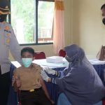Kapolres Buton Dampingi Pelajar SMP dalam Program Percepatan Vaksinasi
