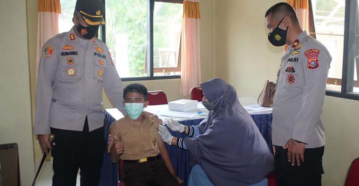 Kapolres Buton Dampingi Pelajar SMP dalam Program Percepatan Vaksinasi