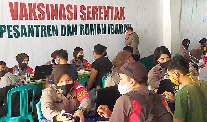 Sinergi TNI-Polri dan Staf Khusus Presiden Gelar Vaksinasi Serentak di Rumah Ibadah di Kendari