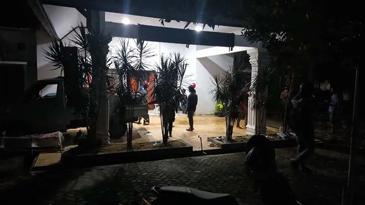 Tuntut Perbaikan Jalan, Warga Mataoleo Gelar Aksi di DPRD Bombana Hingga Malam Hari