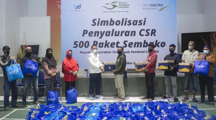 Hari Pelanggan Nasional, Bank Sultra Bagi Ribuan Paket Sembako ke Warga Terdampak Covid
