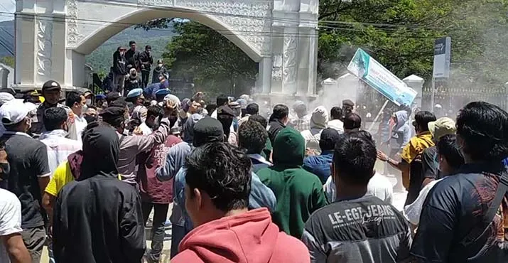 Aksi Tolak Reklamasi Pulau Basa di Bombana Diwarnai Baku Hantam