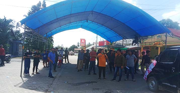 Geram Lihat Jalan Provinsi Rusak, Masyarakat Tutup Jalan Poros Motaha-Lambuya