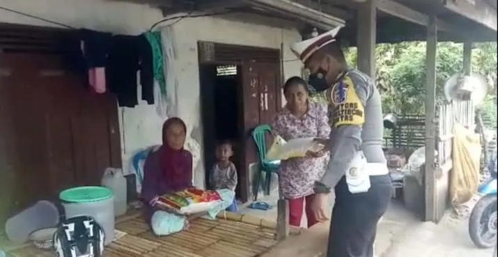 Hari Pertama Ops Anoa, Satlantas Wakatobi Bagi Masker dan Sembako